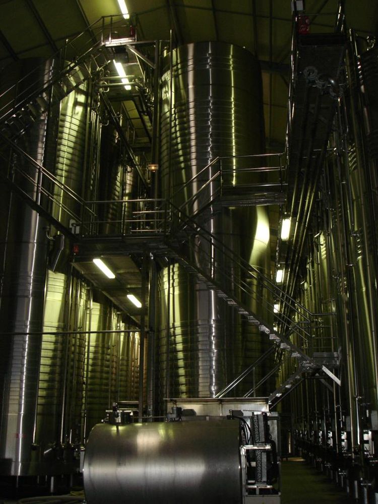 Les machines qui serviront à la désalcoolisation du vin sur le site de Vic-Fezensac